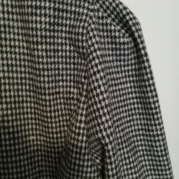 Beautiful houndstooth coat with a skirt at the back, double row of buttons... - Picture 9 of 16